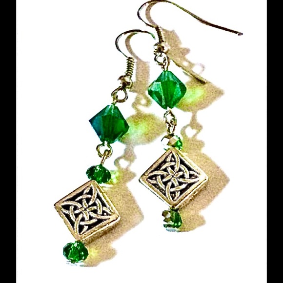 Celtic 4 Point Diamond Knot Green Crystal Bead Earrings Irish St. Patrick’s Day - Picture 2 of 3